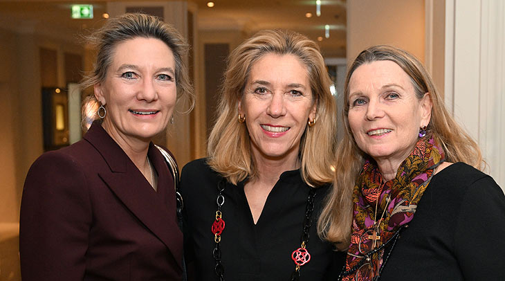 Silvia Amberger, Dr. Christine Sasse und Dorothee von Buttlar / Kunstkonnex Artconsulting Neujahrscocktail / Neujahrsempfang mit Ausstellung &bdquo;Gold! Malerei von Felix Rehfeld" im Hotel Mandarin Oriental / M&uuml;nchen / 28. Januar 2026 / Foto: Frank Rollitz / ABR-Pictures
